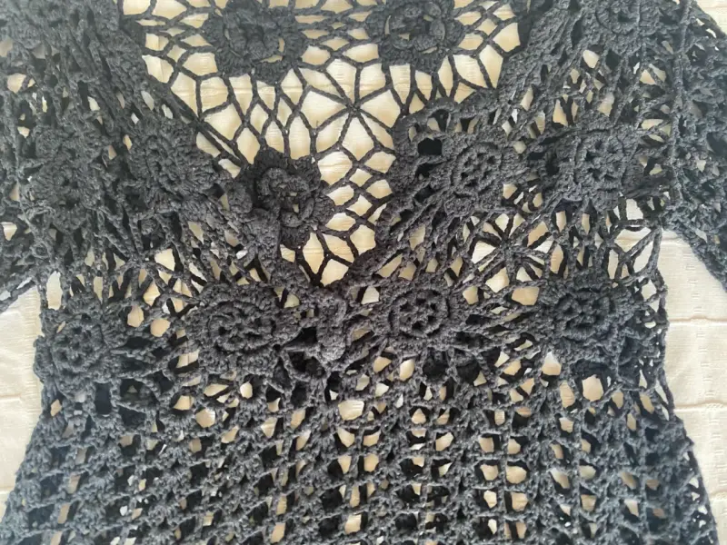 Suéter tejido a crochet negro floral - 2