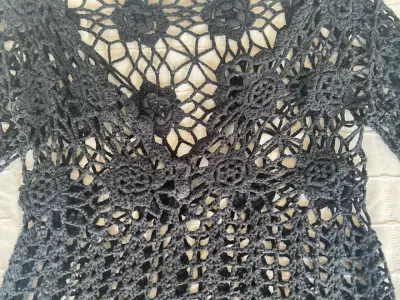 Suéter tejido a crochet negro floral - miniatura 2