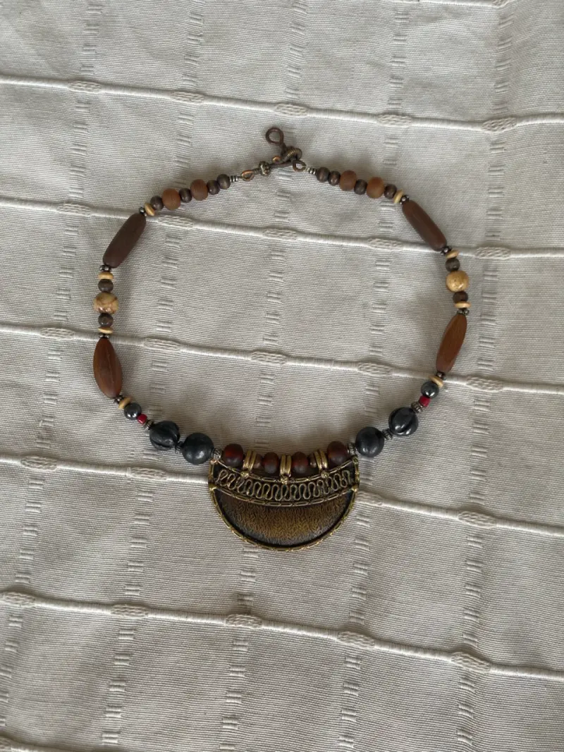 Collar artesanal de madera y metal - 1