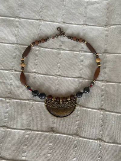 Collar artesanal de madera y metal - miniatura 1