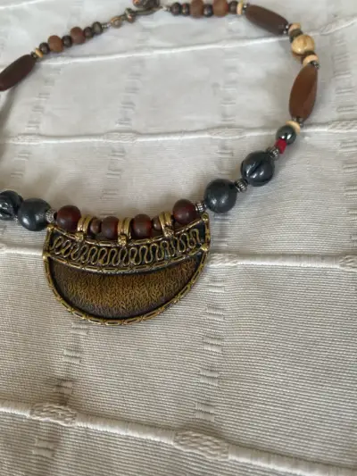 Collar artesanal de madera y metal - miniatura 2