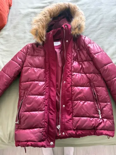 Chaqueta acolchada burdeos con capucha de piel - miniatura 1
