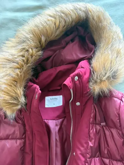 Chaqueta acolchada burdeos con capucha de piel - miniatura 2
