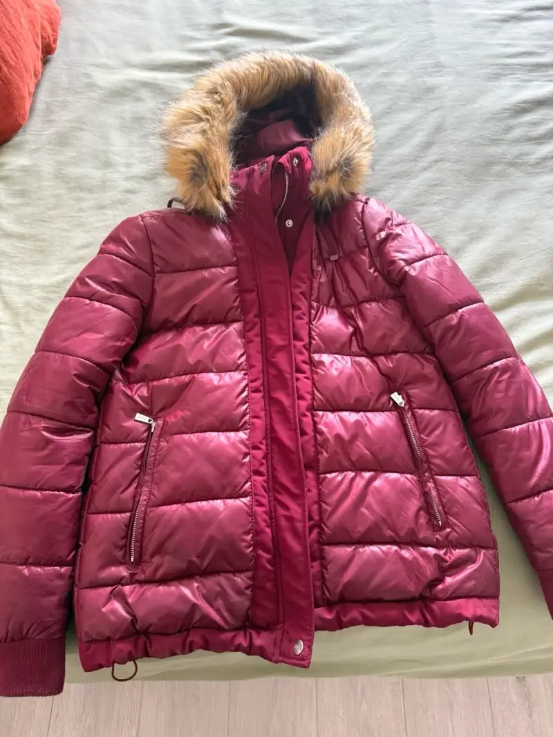 Chaqueta acolchada burdeos con capucha de piel - 3