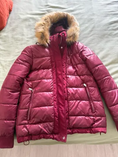 Chaqueta acolchada burdeos con capucha de piel - miniatura 3
