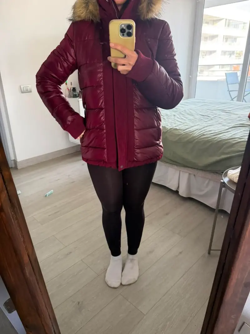 Chaqueta acolchada burdeos con capucha de piel - 4