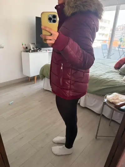 Chaqueta acolchada burdeos con capucha de piel - miniatura 5