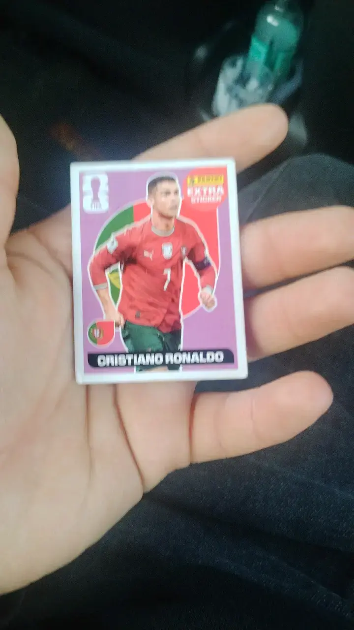 Lámina Panini de futbolista famosa