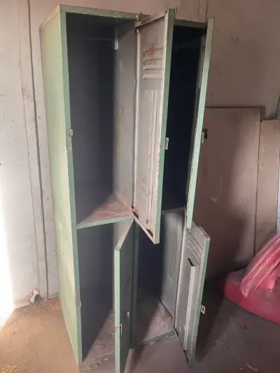 Locker metálico de 4 puertas verde - miniatura 3