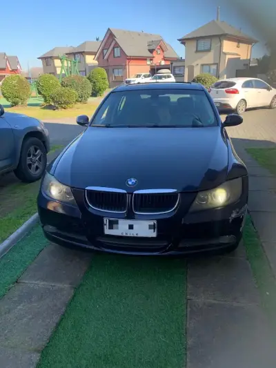 BMW sedán negro en buen estado - miniatura 1