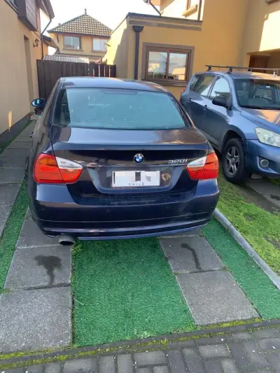 BMW sedán negro en buen estado - miniatura 2