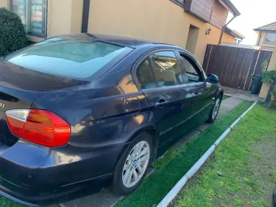BMW sedán negro en buen estado - miniatura 3