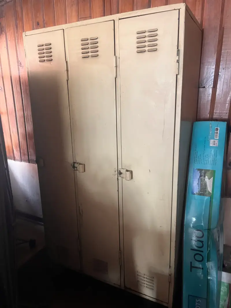 Locker metálico de tres puertas beige - 1
