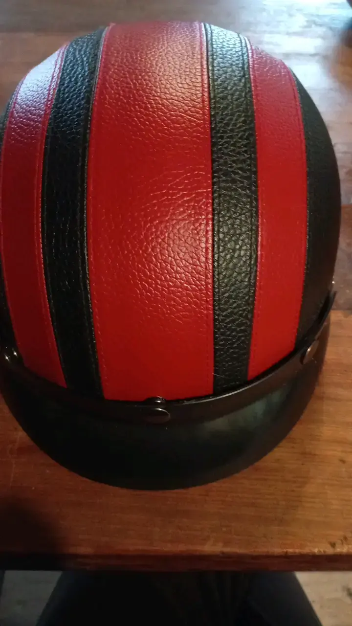 Casco vintage rojo y negro para bicicleta moto