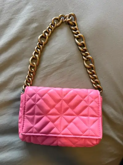 Cartera ZARA acolchada rosa con cadena dorada - miniatura 1