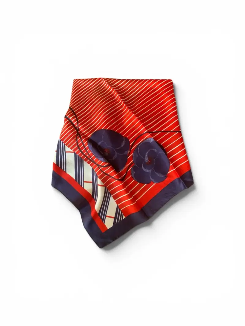 Pañuelo de seda rojo con diseño floral - 1