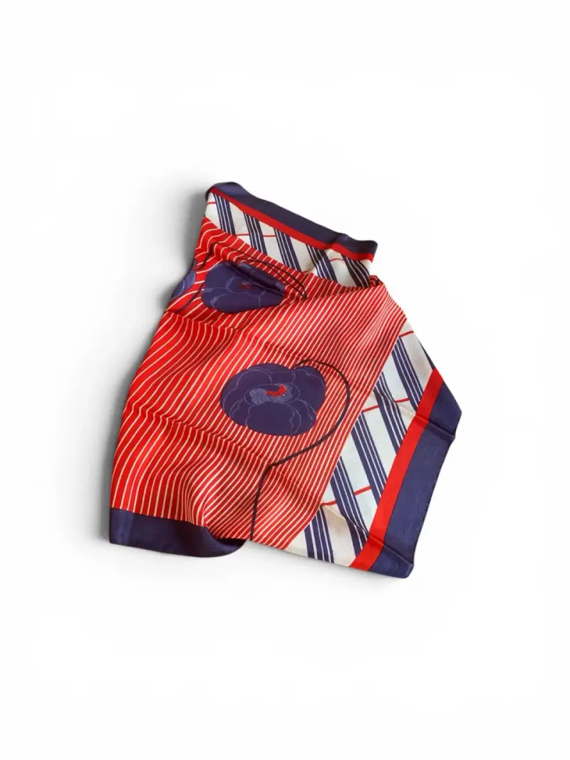 Pañuelo de seda rojo con diseño floral - 2