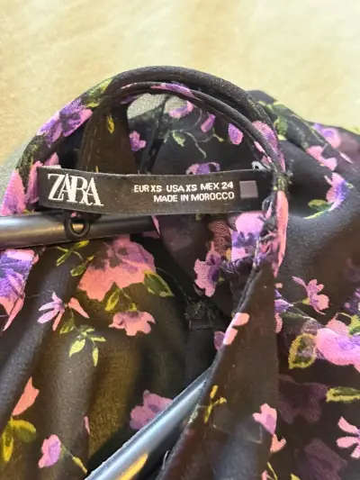 Vestido ZARA floral negro con mangas largas - miniatura 3
