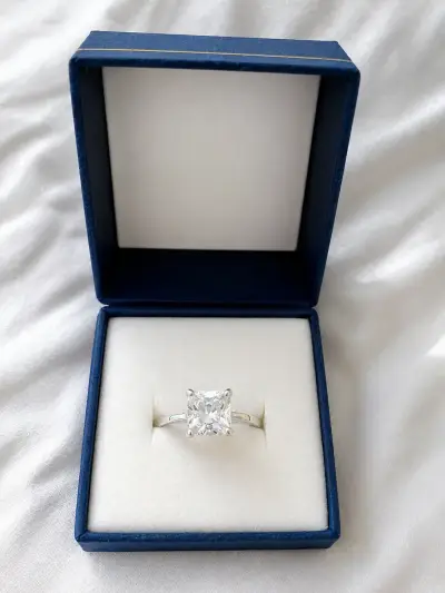 Anillo de compromiso de plata con zirconia cúbica - miniatura 1
