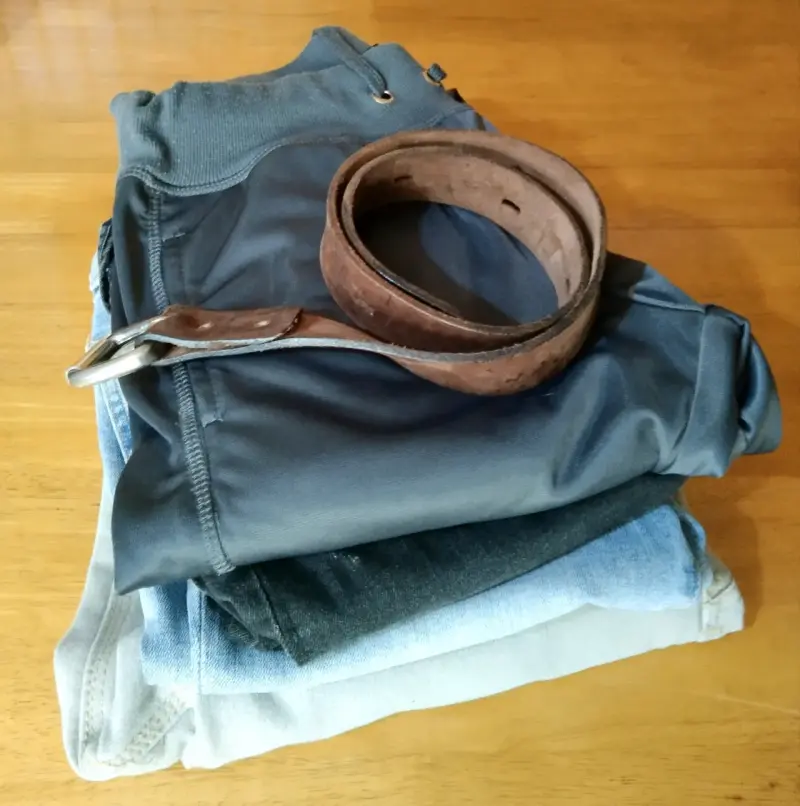 Lote de pantalones y cinturón de cuero - 1