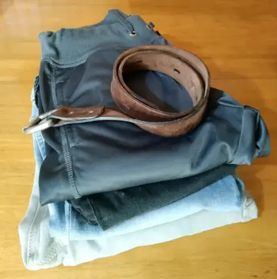 Lote de pantalones y cinturón de cuero - miniatura 1