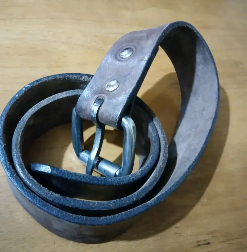 Lote de pantalones y cinturón de cuero - 2