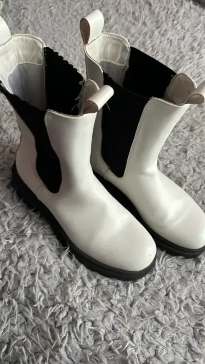 Botas blancas de cuero estilo Chelsea - miniatura 1