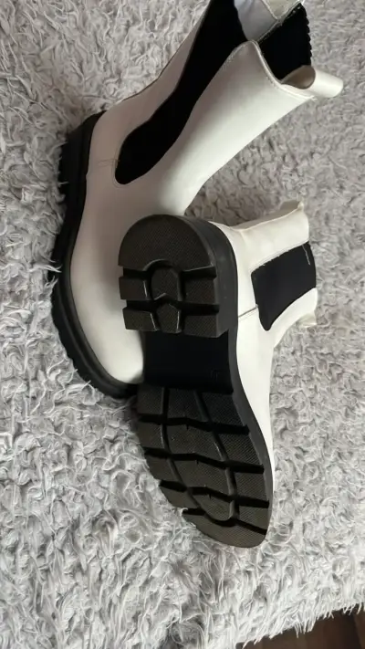 Botas blancas de cuero estilo Chelsea - miniatura 2
