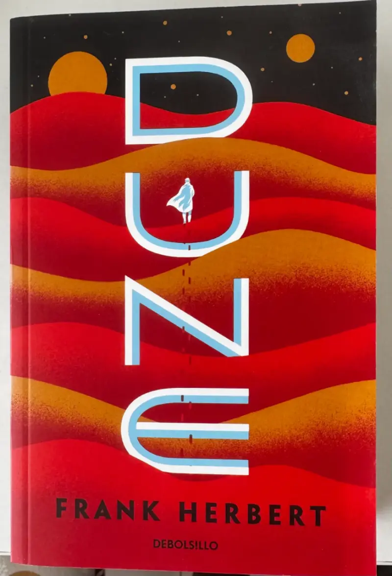 Libro Dune de Frank Herbert, edición Debolsillo