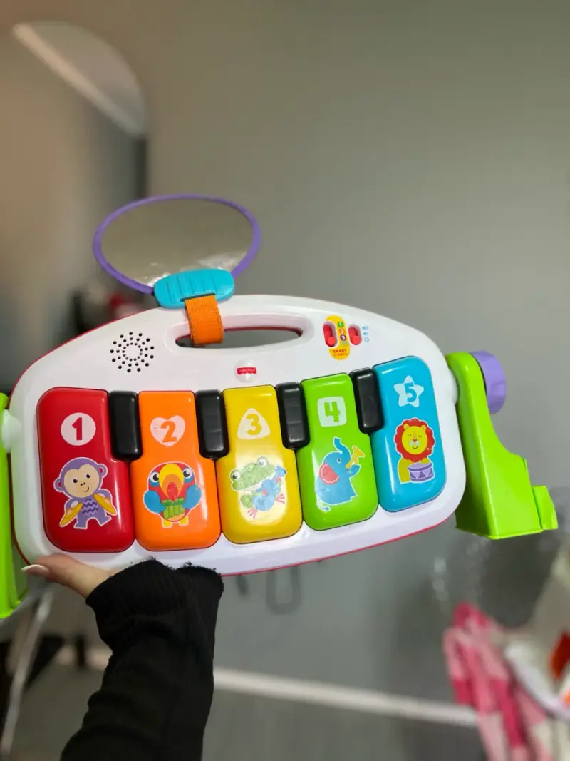 Piano infantil Fisher-Price con sonidos y luces