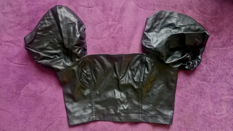 Top de cuero negro con mangas abullonadas - 1