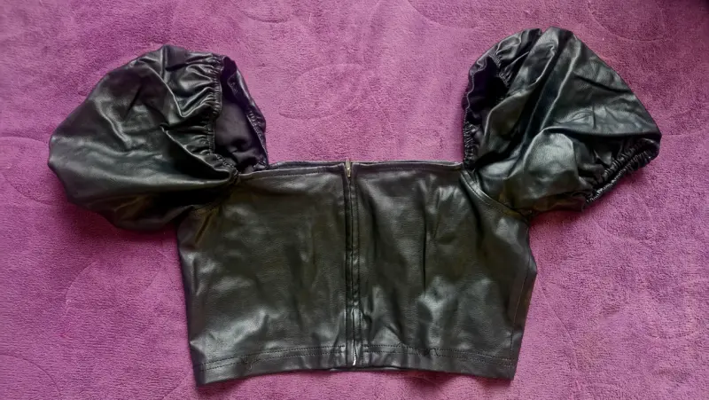 Top de cuero negro con mangas abullonadas - 2