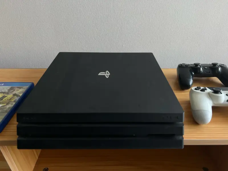 Consola PlayStation 4 Pro con dos controles - 1