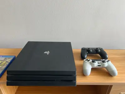 Consola PlayStation 4 Pro con dos controles - miniatura 2