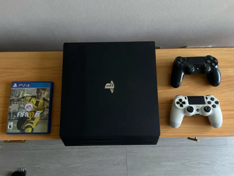 Consola PlayStation 4 Pro con dos controles - 3
