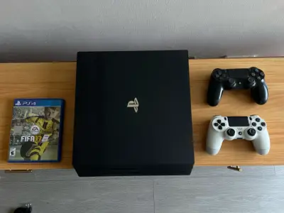 Consola PlayStation 4 Pro con dos controles - miniatura 3