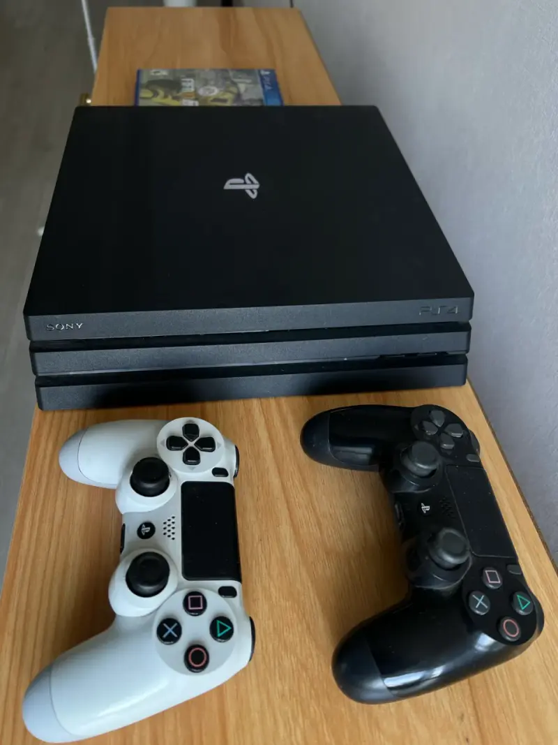 Consola PlayStation 4 Pro con dos controles - 4