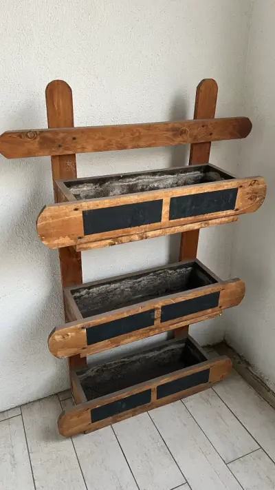Jardinera vertical de madera con tres niveles - miniatura 2