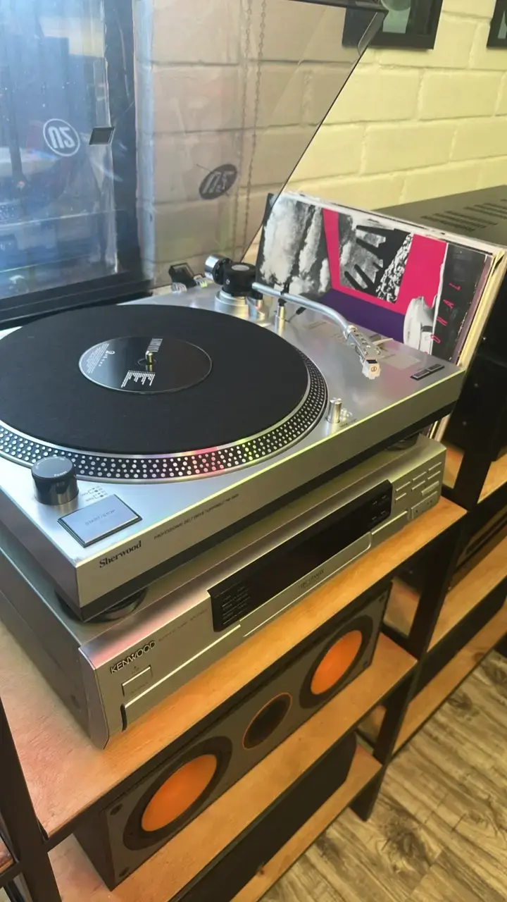 Tornamesa Sherwood con reproductor Kenwood - 1