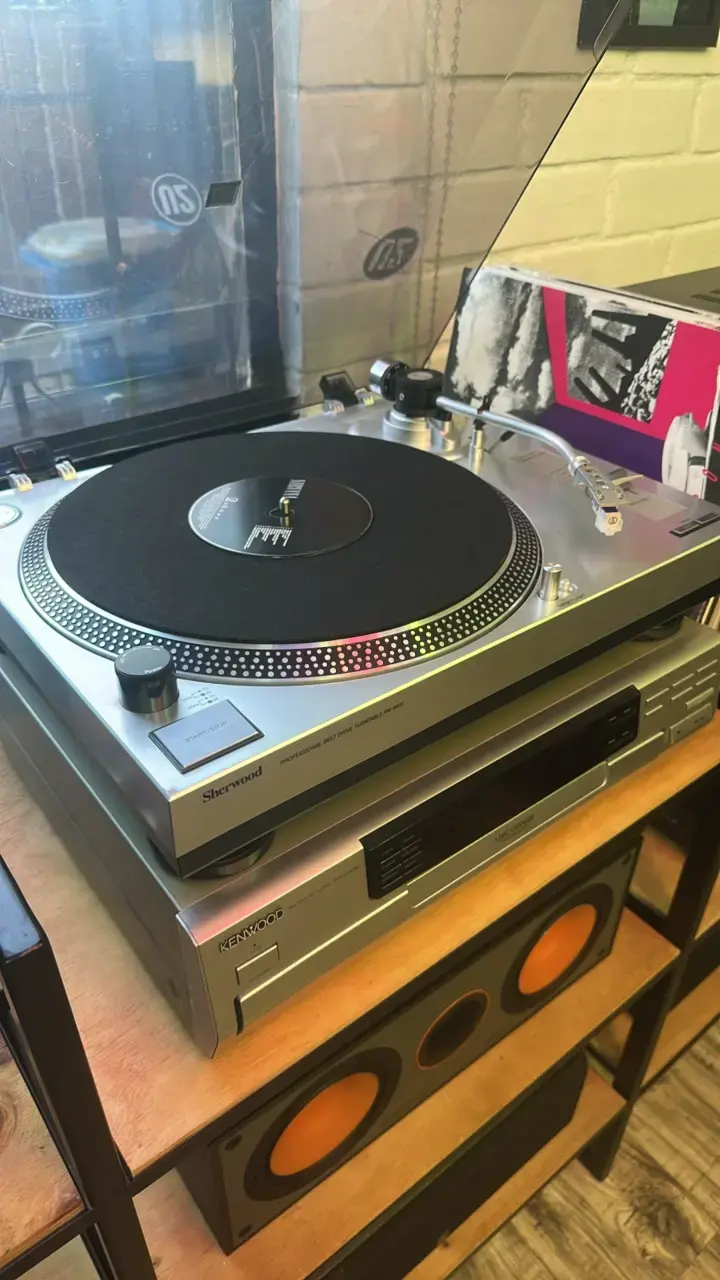 Tornamesa Sherwood con reproductor Kenwood - 2