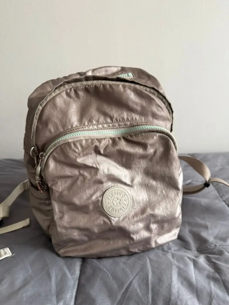 Mochila Kipling original color beige metálico - 1