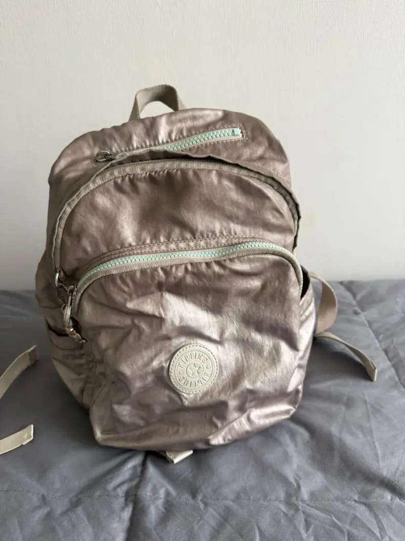 Mochila Kipling original color beige metálico - 6