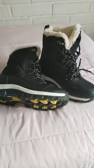 Botas de invierno negras con forro polar - miniatura 1