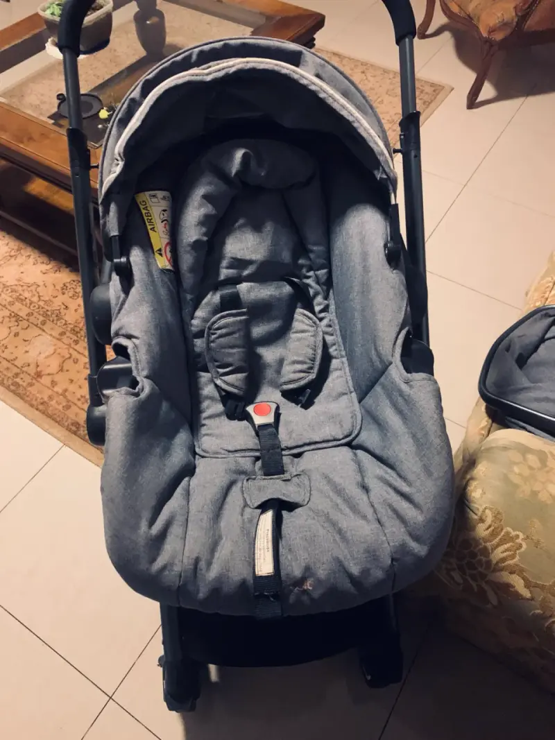 Coche de bebé gris en excelente estado - 3
