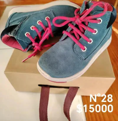 Zapatillas y zapatos de niño. - miniatura 3