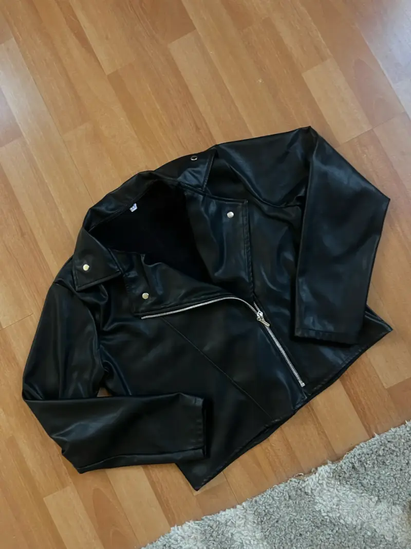 Chaqueta de cuero negra estilo biker