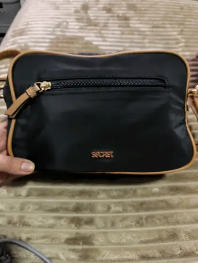 Bolso negro Secret con detalles marrones - miniatura 1
