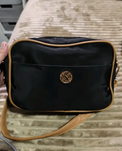 Bolso negro Secret con detalles marrones - miniatura 2