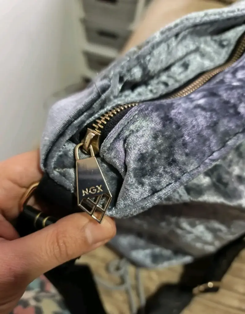 Bolso de terciopelo gris NGX - 2