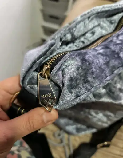 Bolso de terciopelo gris NGX - miniatura 2